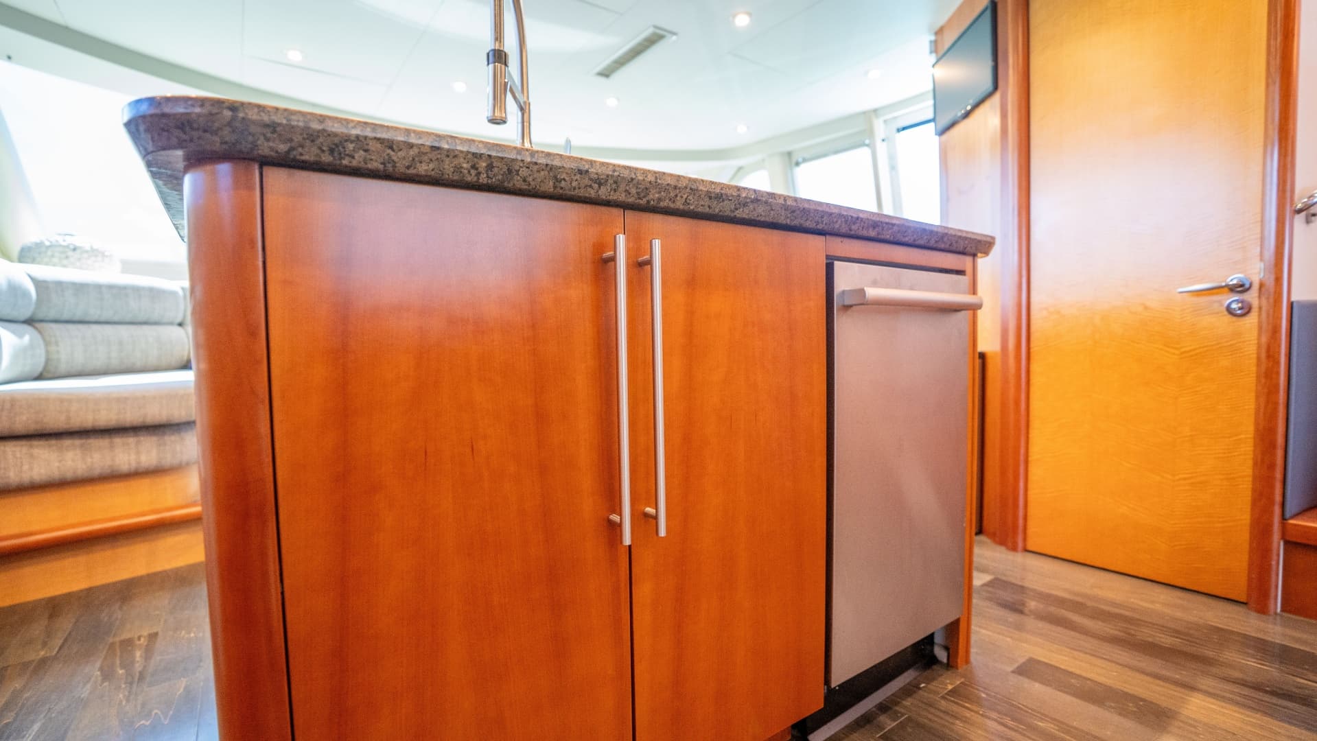 2006 Lazzara Yachts Skylounge