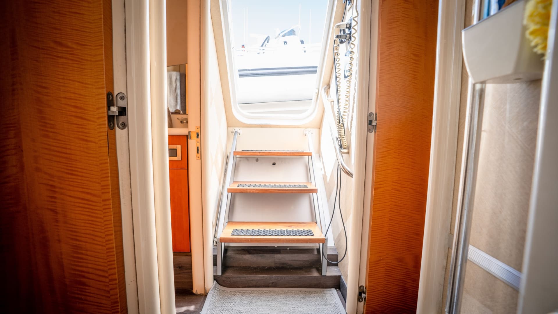 2006 Lazzara Yachts Skylounge
