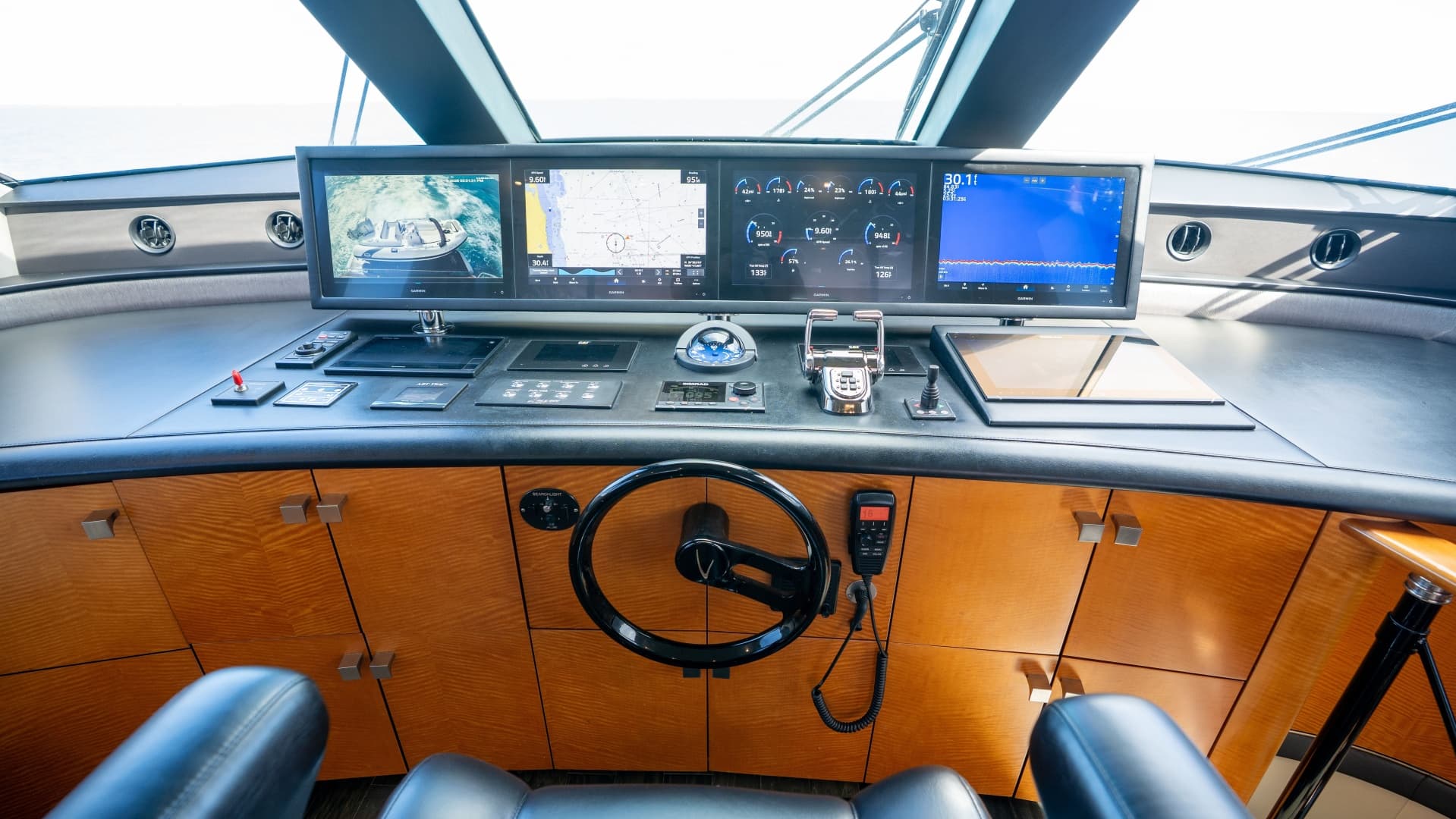 2006 Lazzara Yachts Skylounge