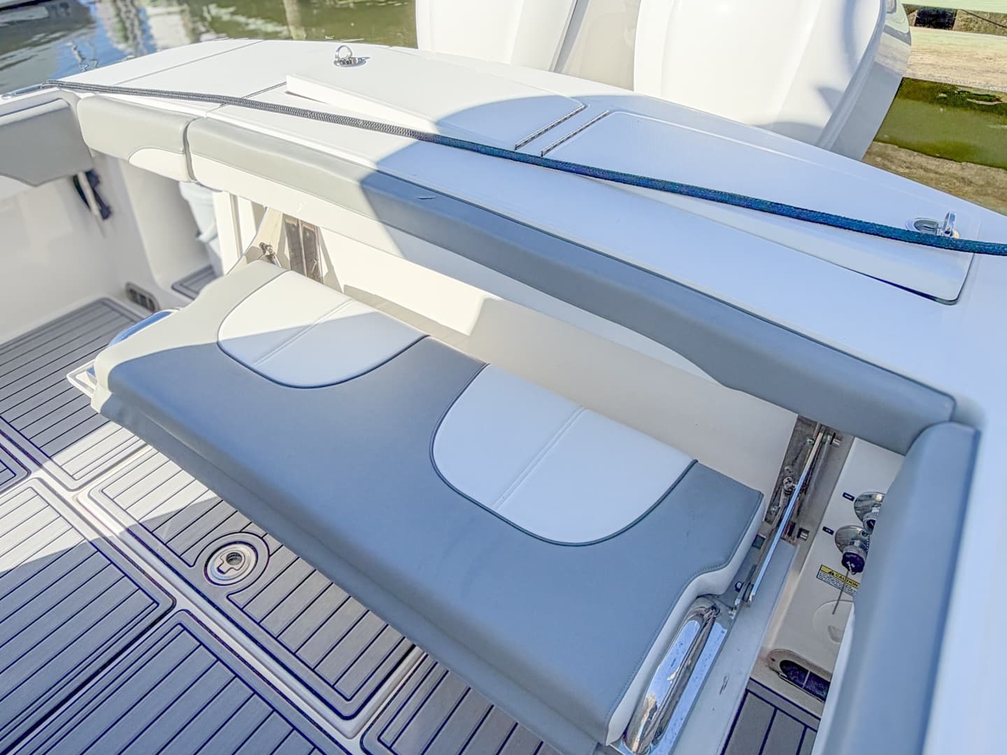 2020 Regulator 28 Forward Seating