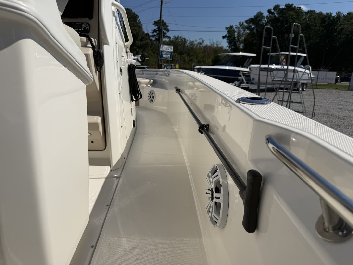 2022 Boston Whaler 220 Dauntless