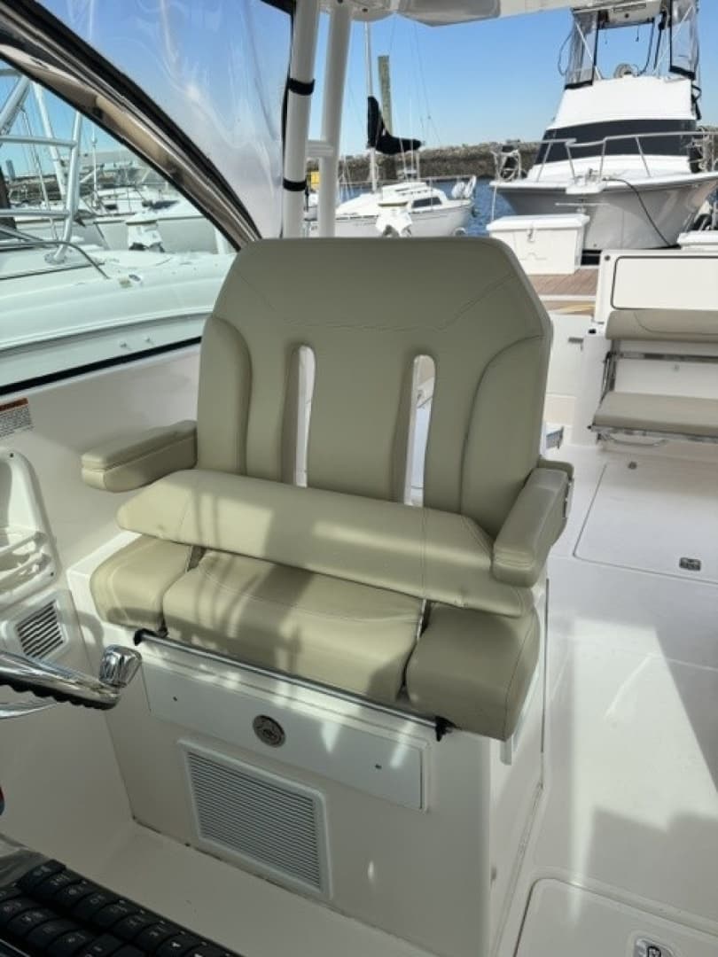 2016 Pursuit 325 DC