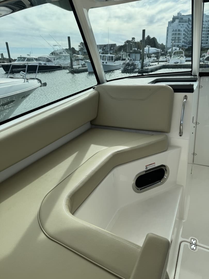 2016 Pursuit 325 DC