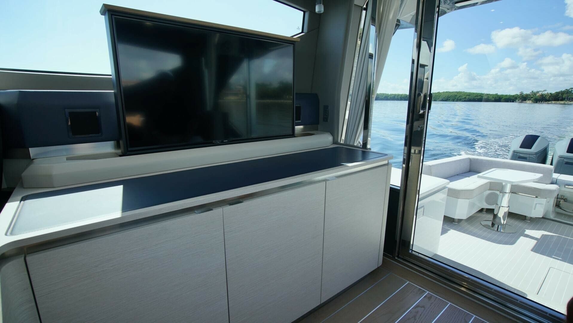 2024 Uniesse 