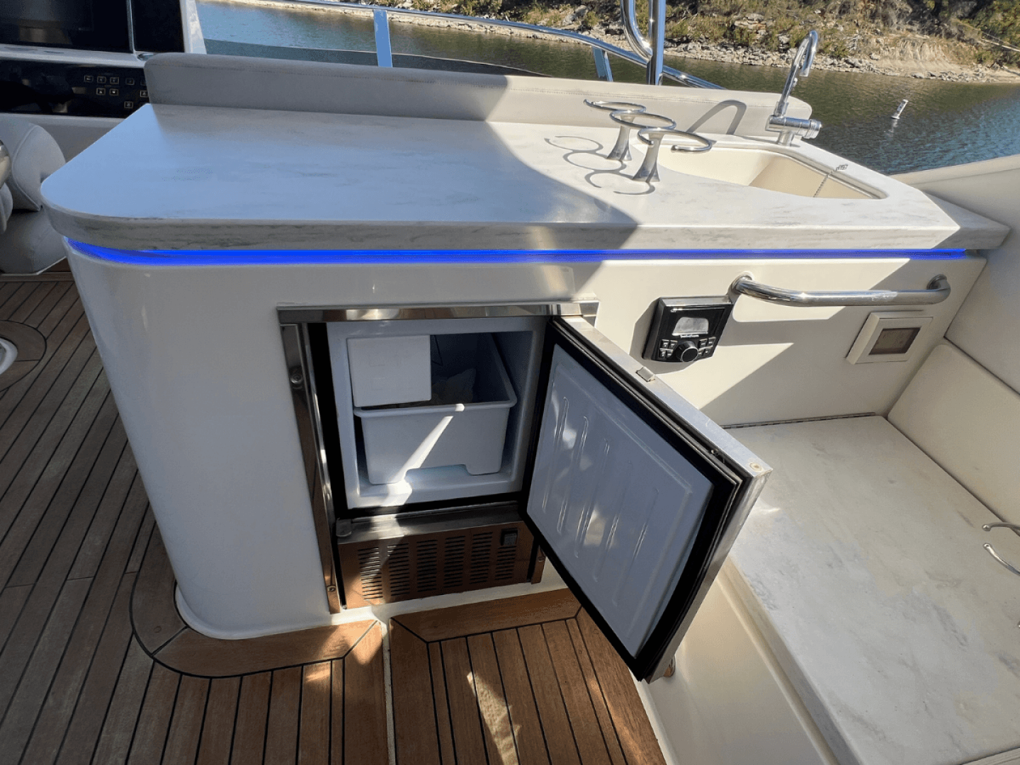 2018 Sea Ray FLY 520