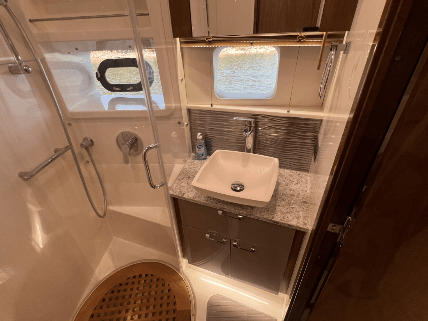 2018 Sea Ray FLY 520