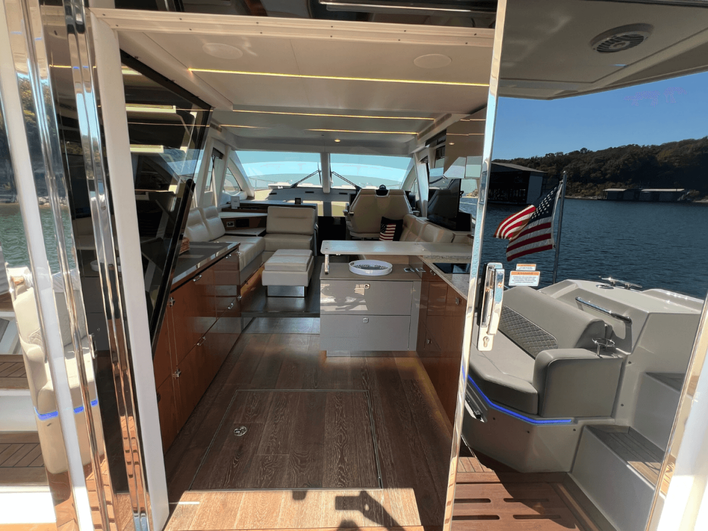 2018 Sea Ray FLY 520