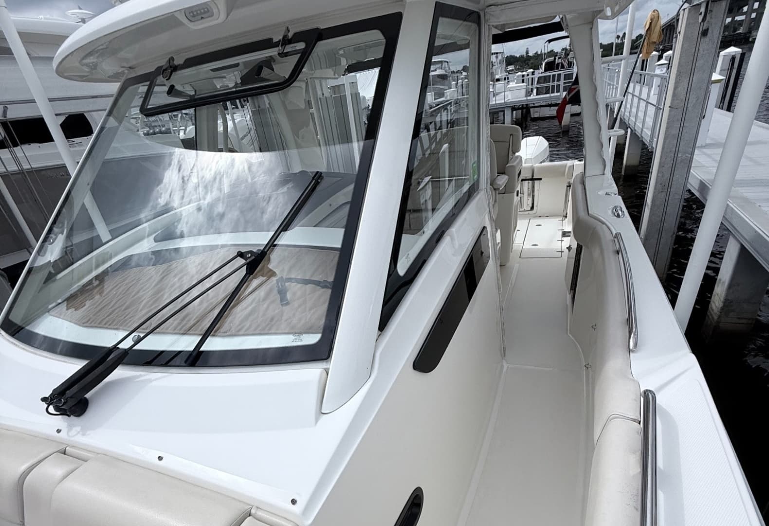 2023 Boston Whaler 350 Realm