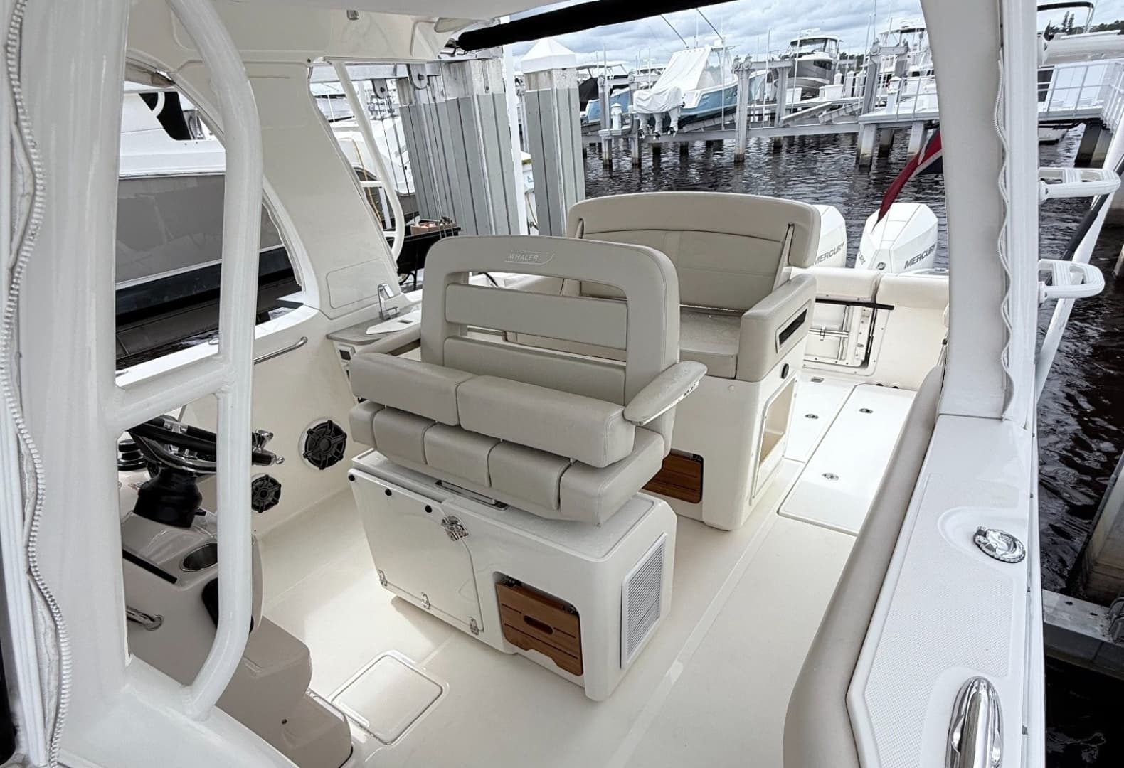2023 Boston Whaler 350 Realm