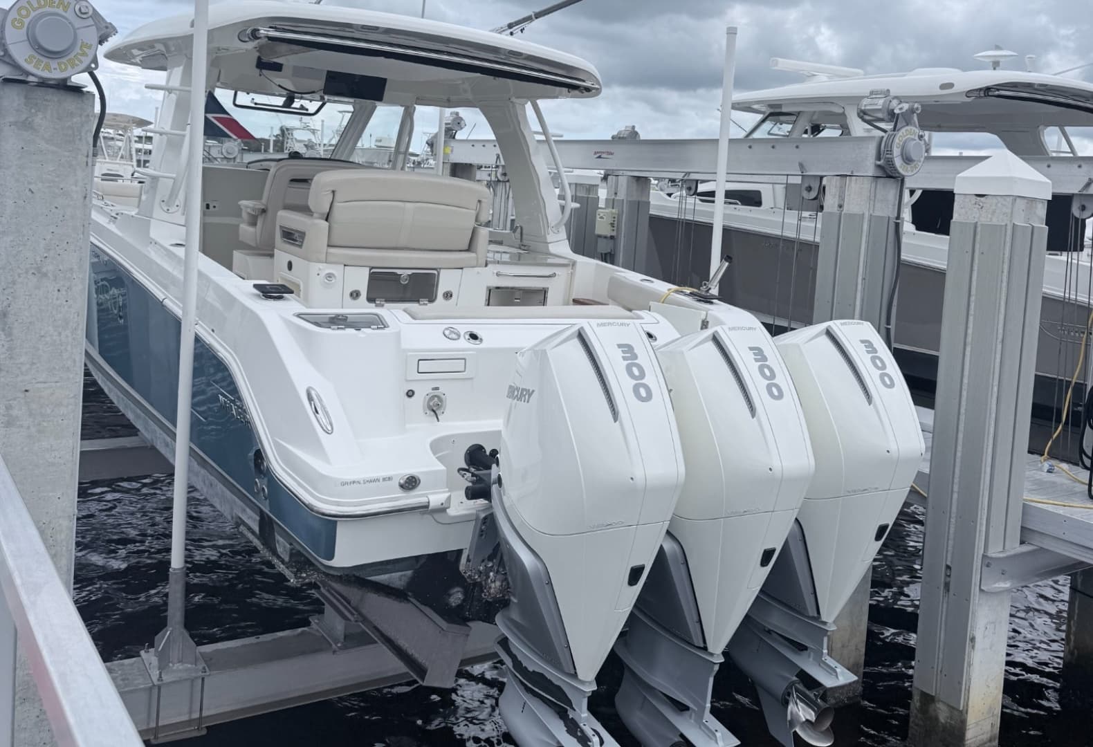 2023 Boston Whaler 350 Realm