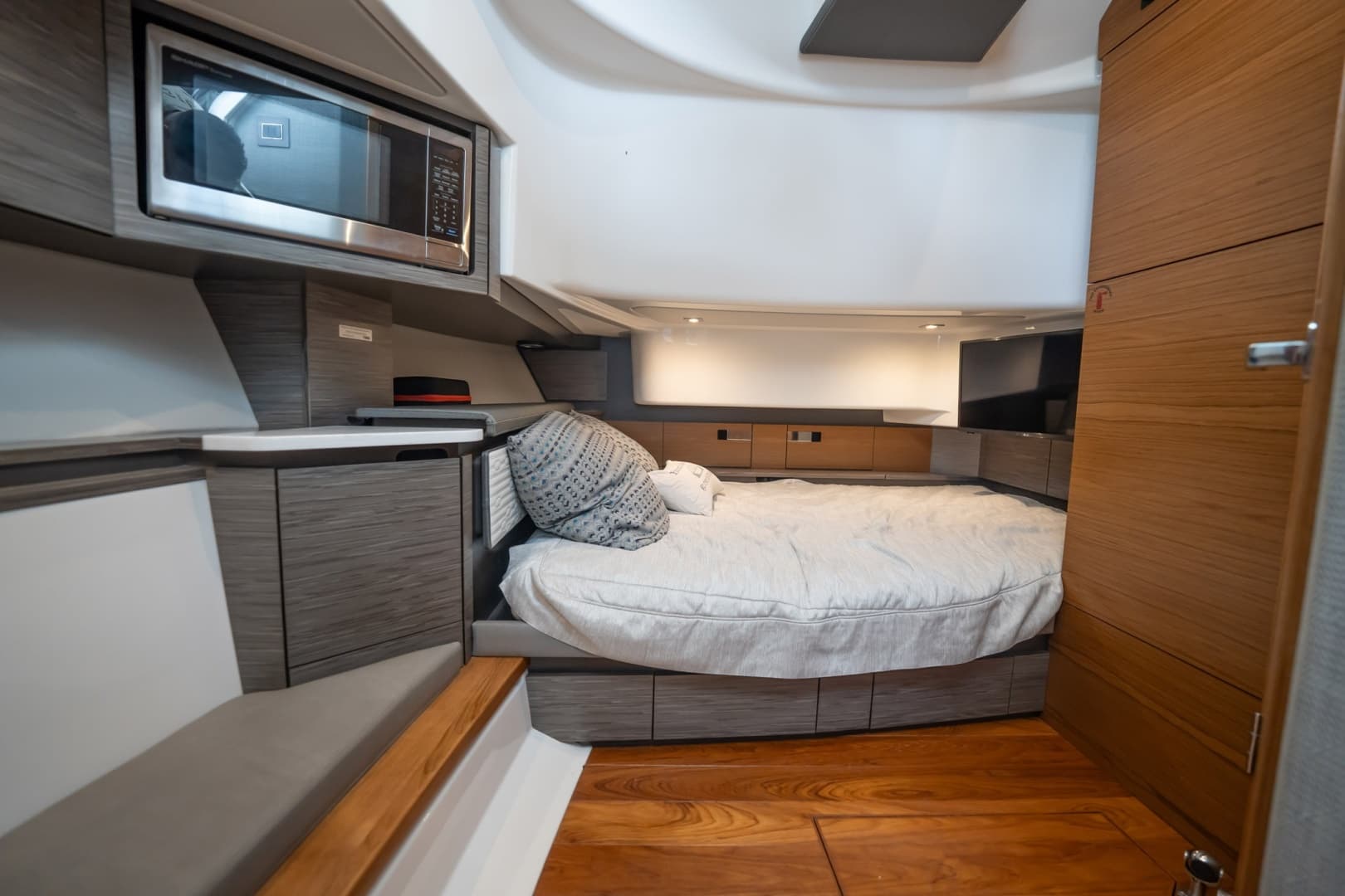 2021 Tiara Sport 43 LS