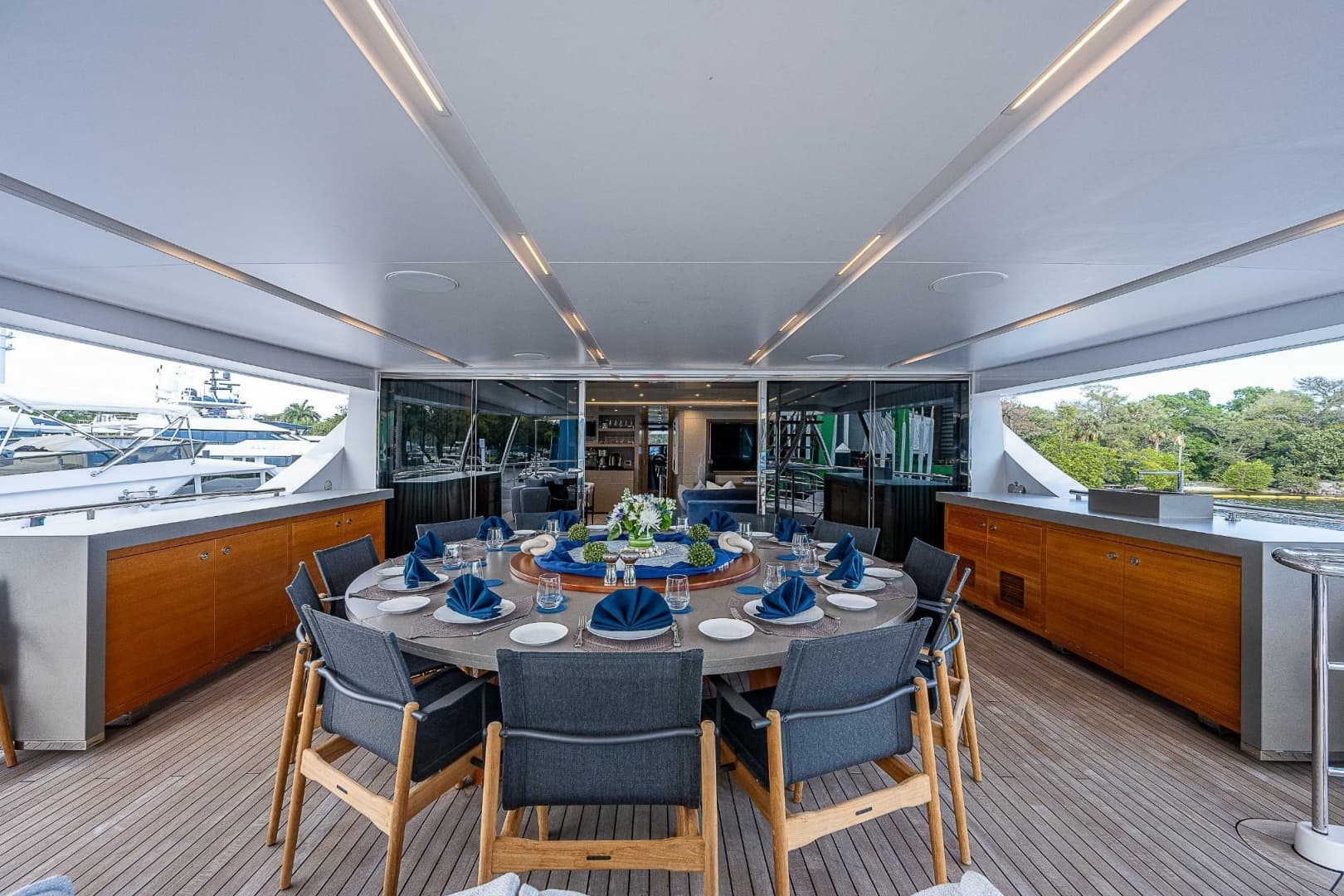 Skylounge Aft Deck Dining