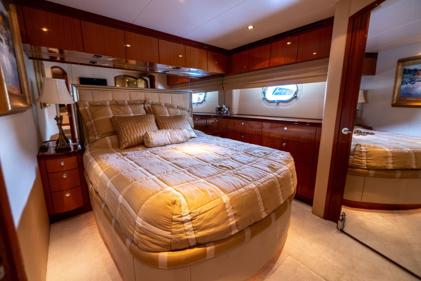 2005 Hatteras 80 Motor Yacht
