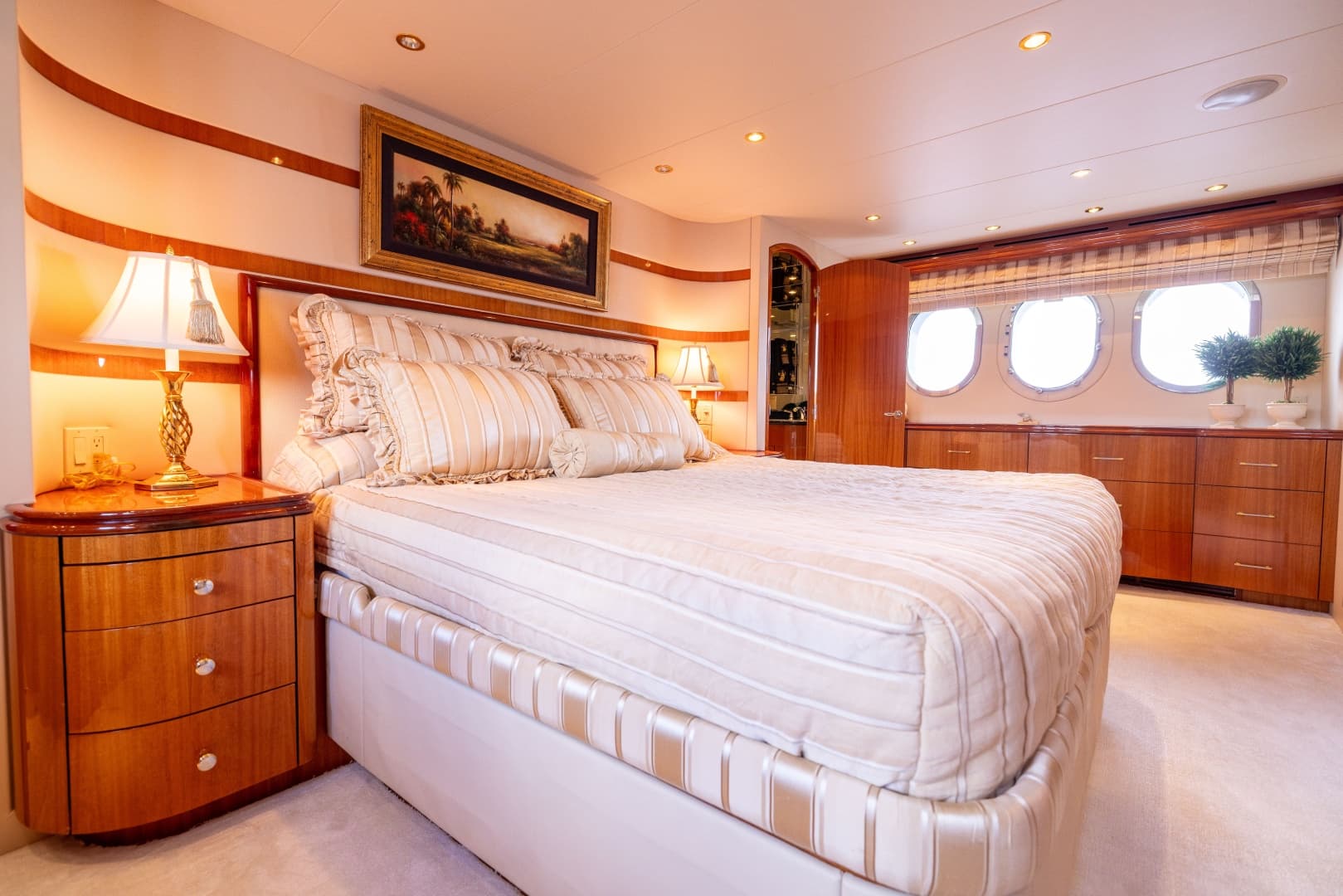 2005 Hatteras 80 Motor Yacht