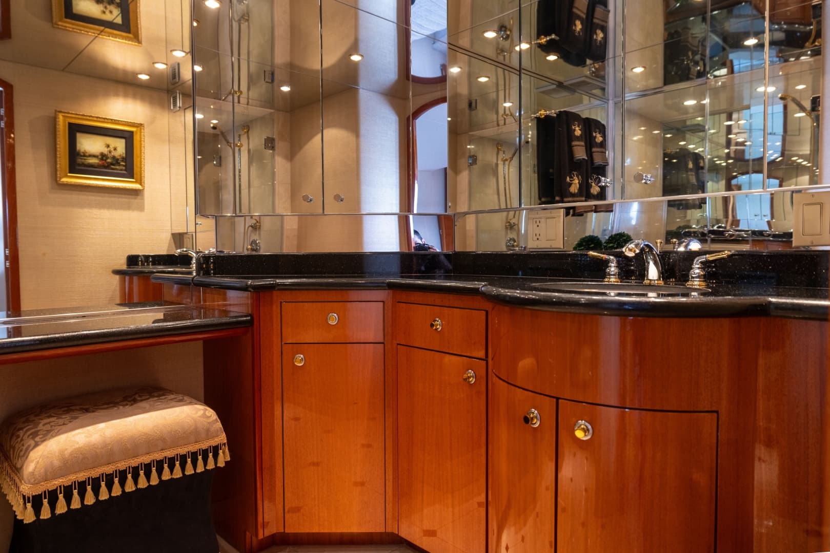2005 Hatteras 80 Motor Yacht
