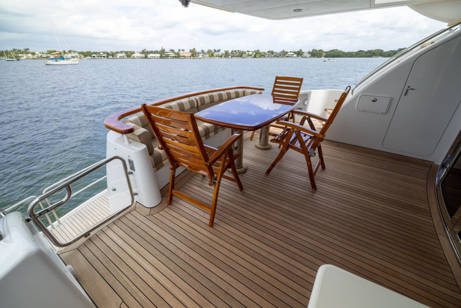 2005 Hatteras 80 Motor Yacht