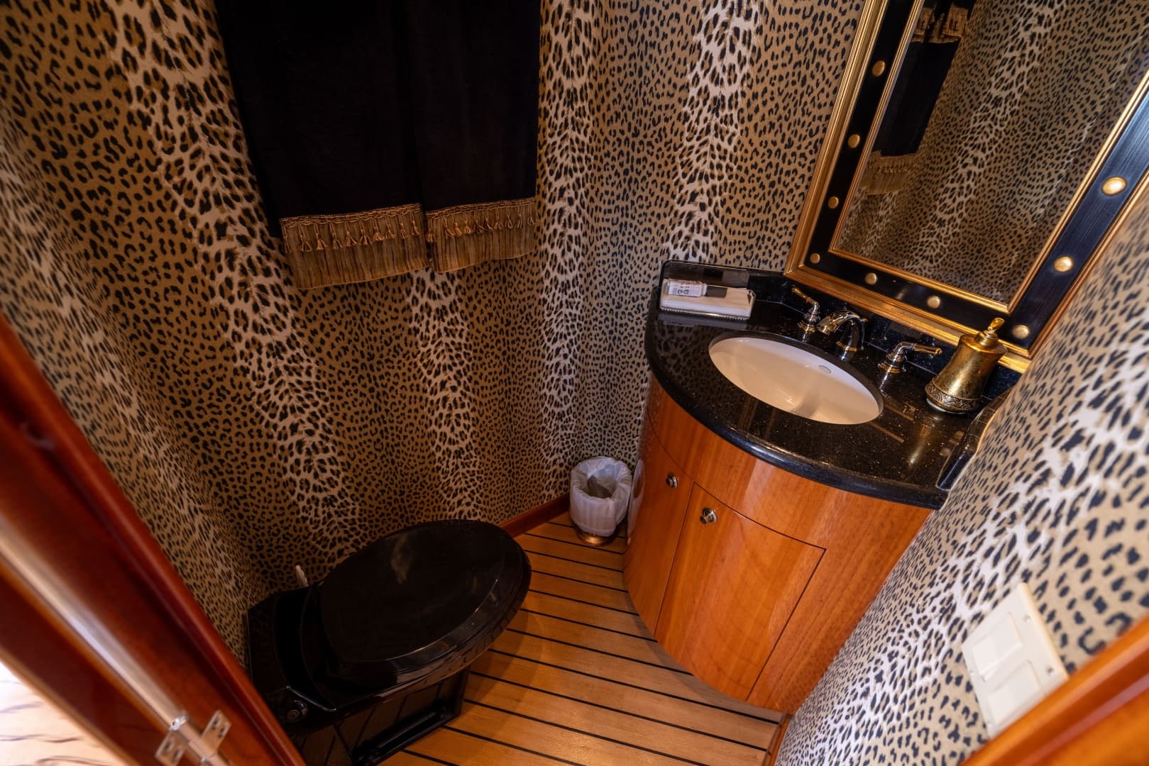 2005 Hatteras 80 Motor Yacht