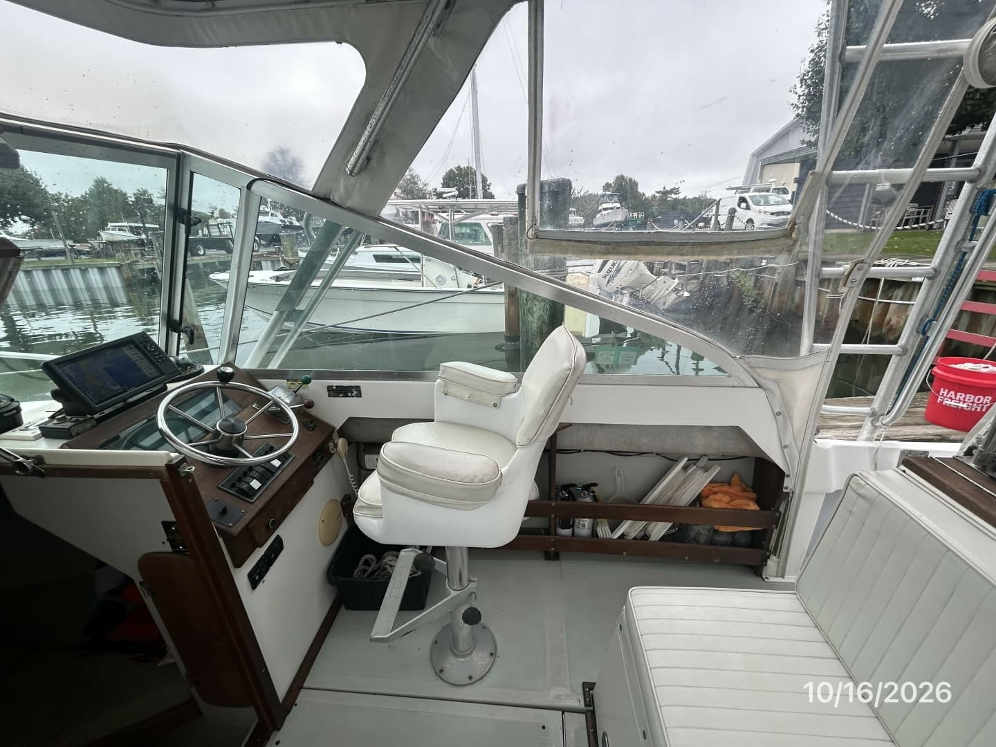 26' Shamrock helm starboard