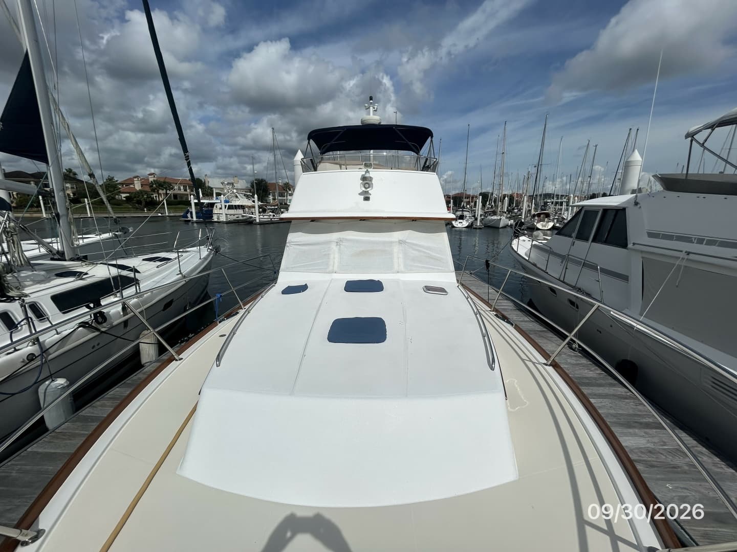 42' Sabre foredeck aft