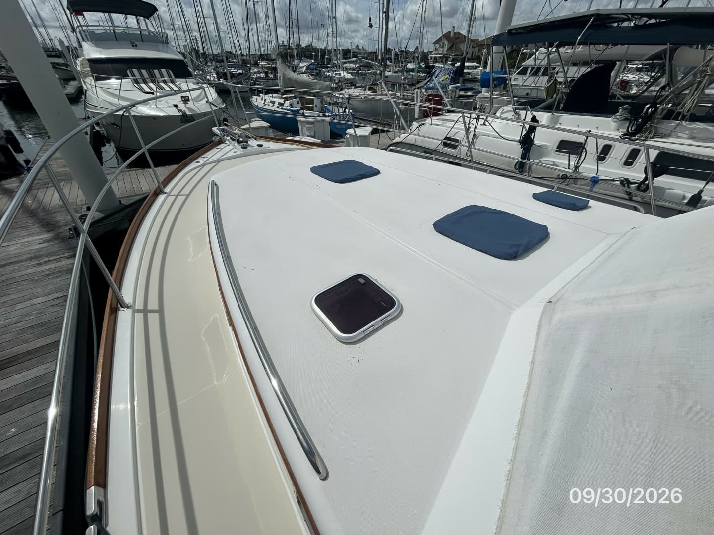 42' Sabre foredeck1