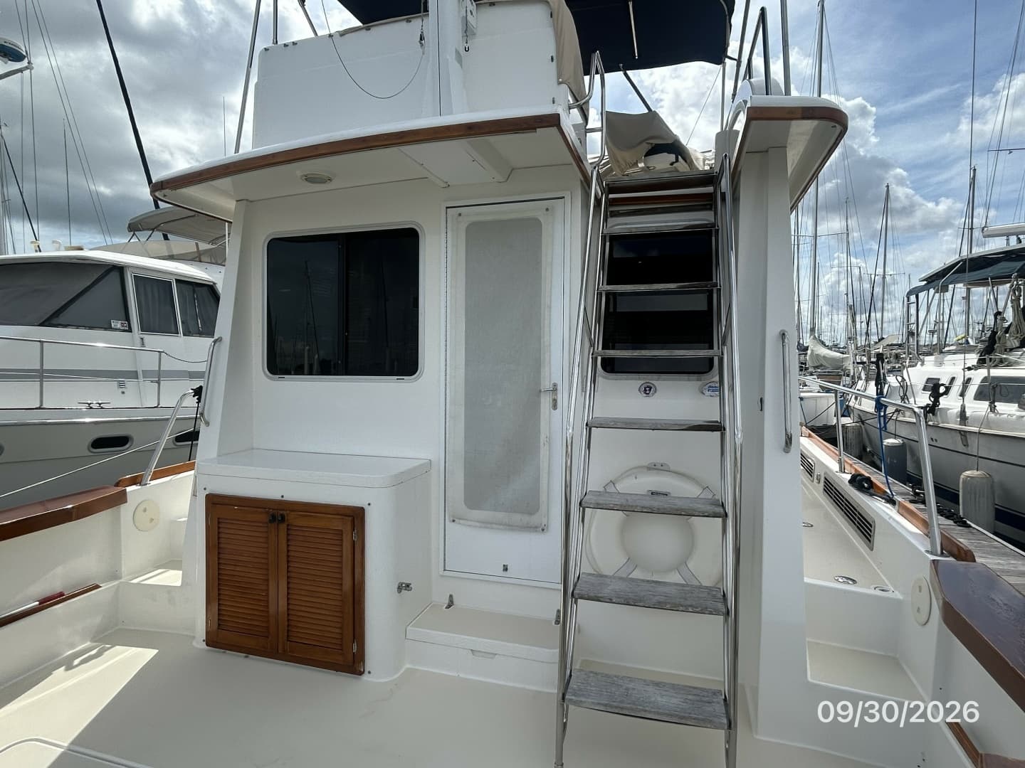 42' Sabre cockpit forward