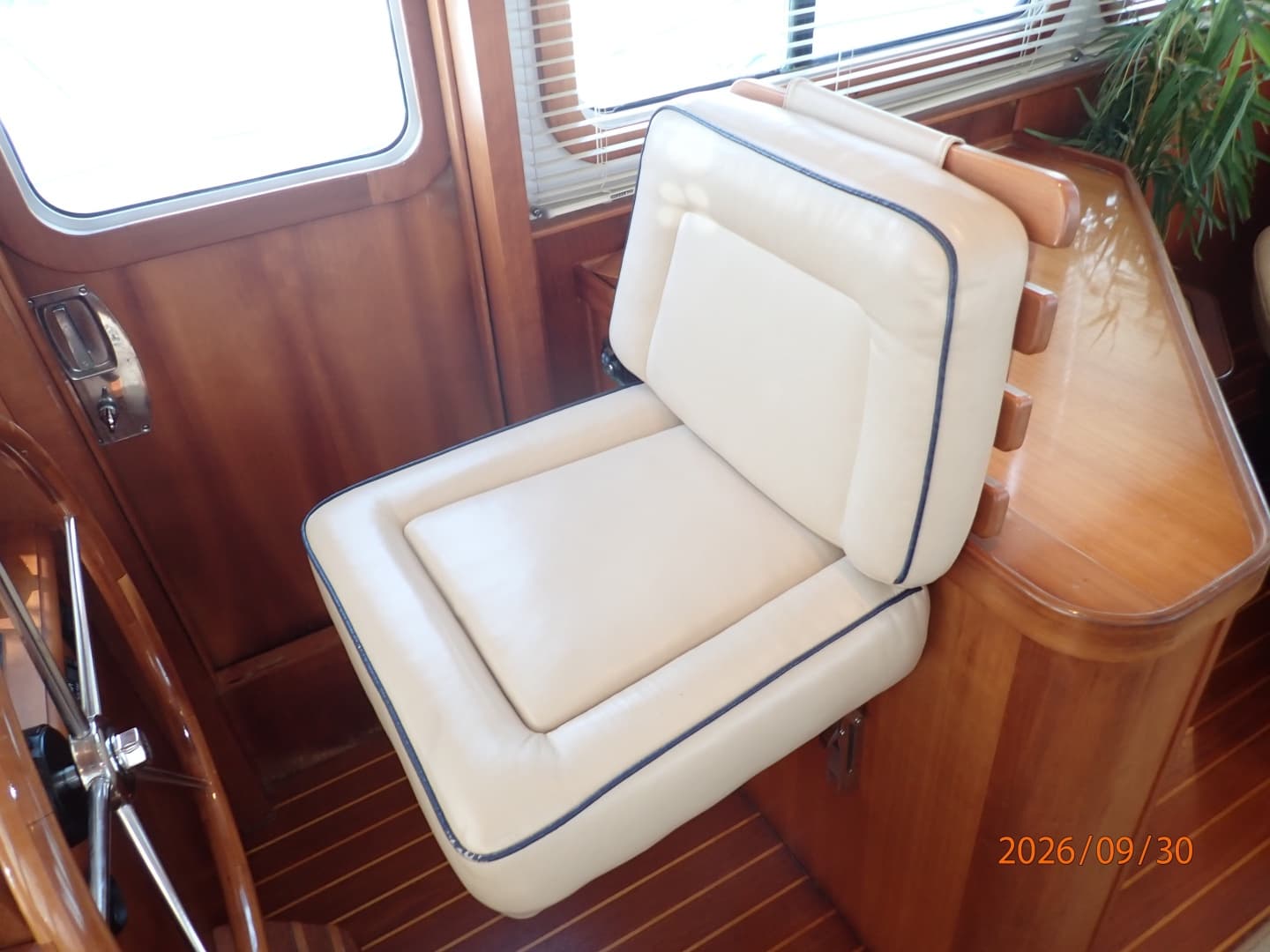 42' Sabre lower helm helmseat