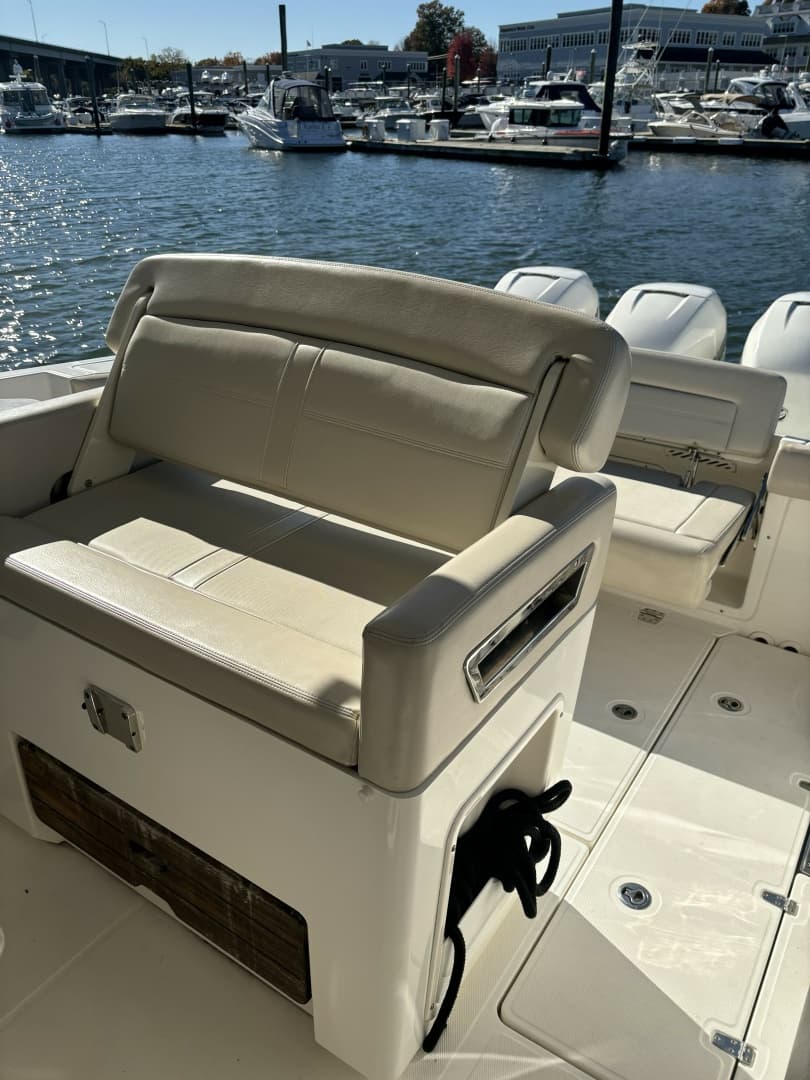 2018 Boston Whaler 350 Realm