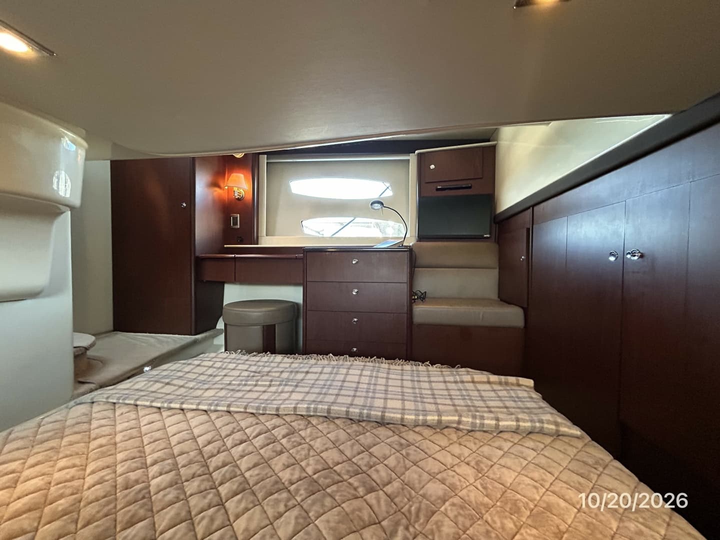 Meridian 441 guest stateroom starboard1