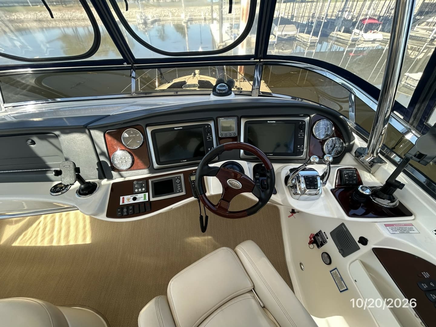 Meridian 441 flybridge helm2