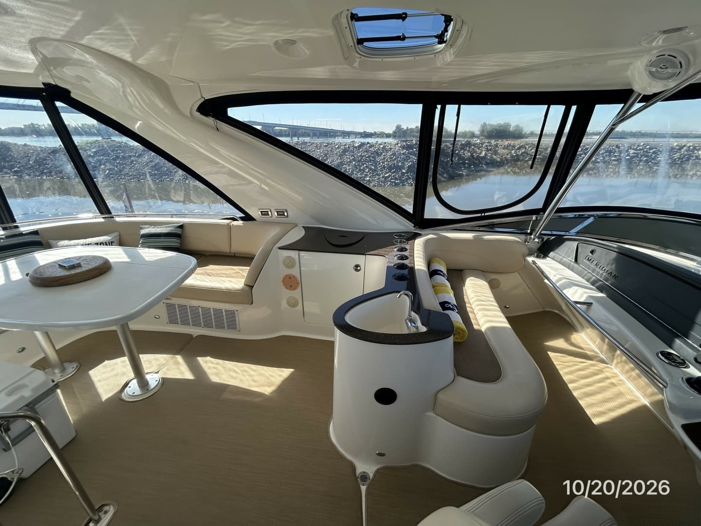 Meridian 441 flybridge port