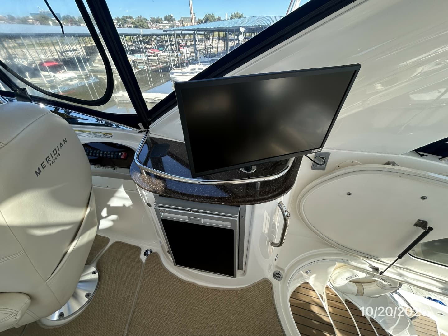 Meridian 441 flybridge TV-refrigerator