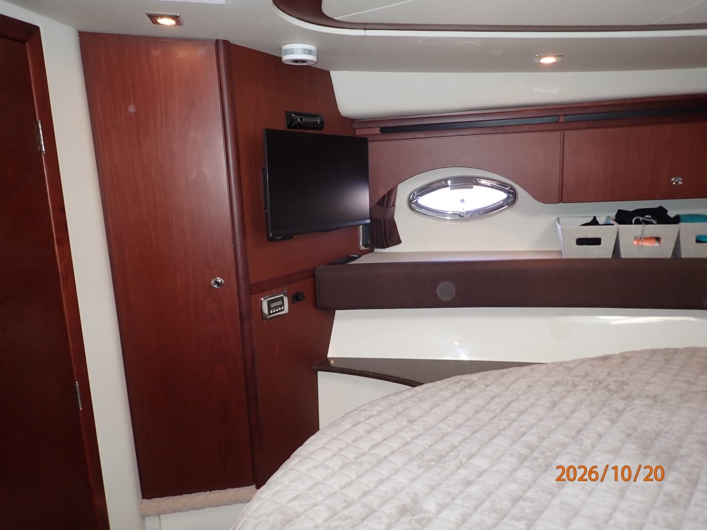 Meridian 441 master stateroom port