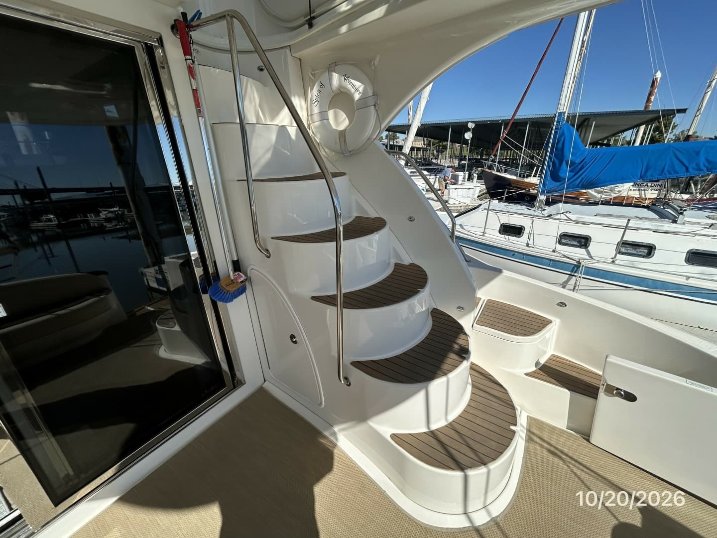 Meridian 441 aftdeck-flybridge stairs