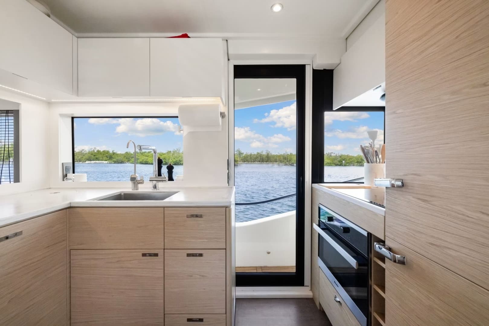 2022 Beneteau Grand Trawler 62