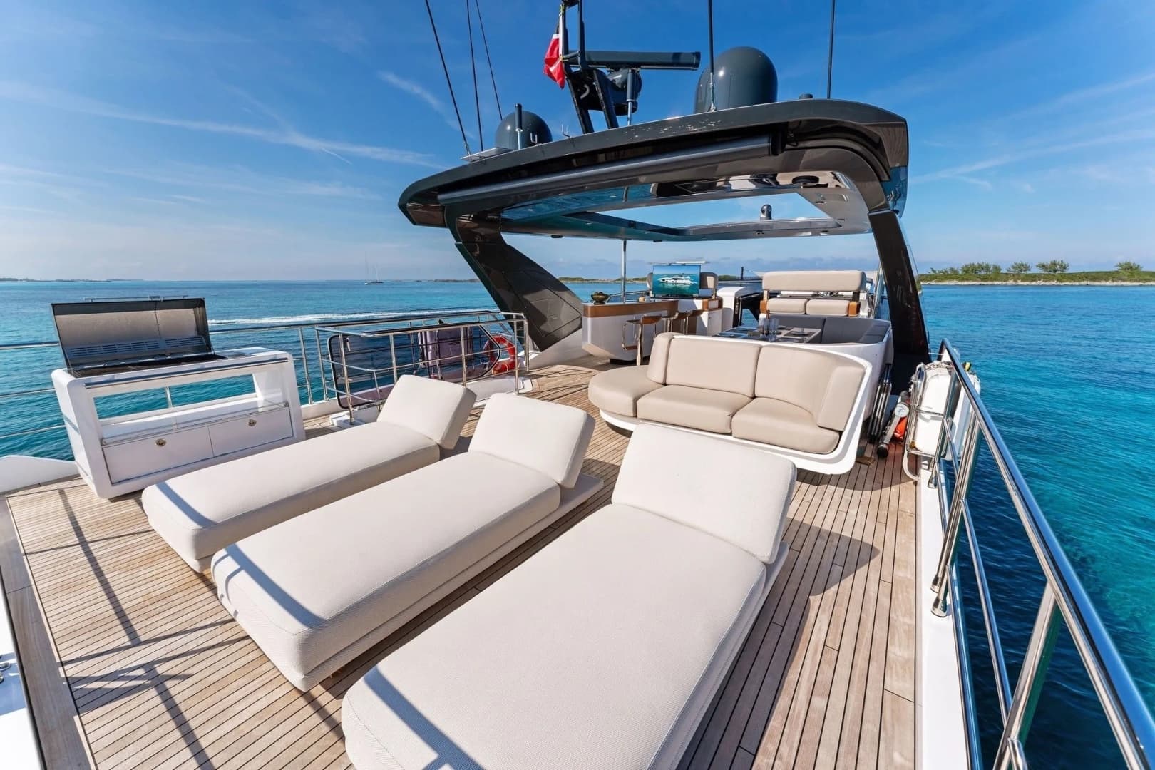COMPASS — Flybridge sunbeds