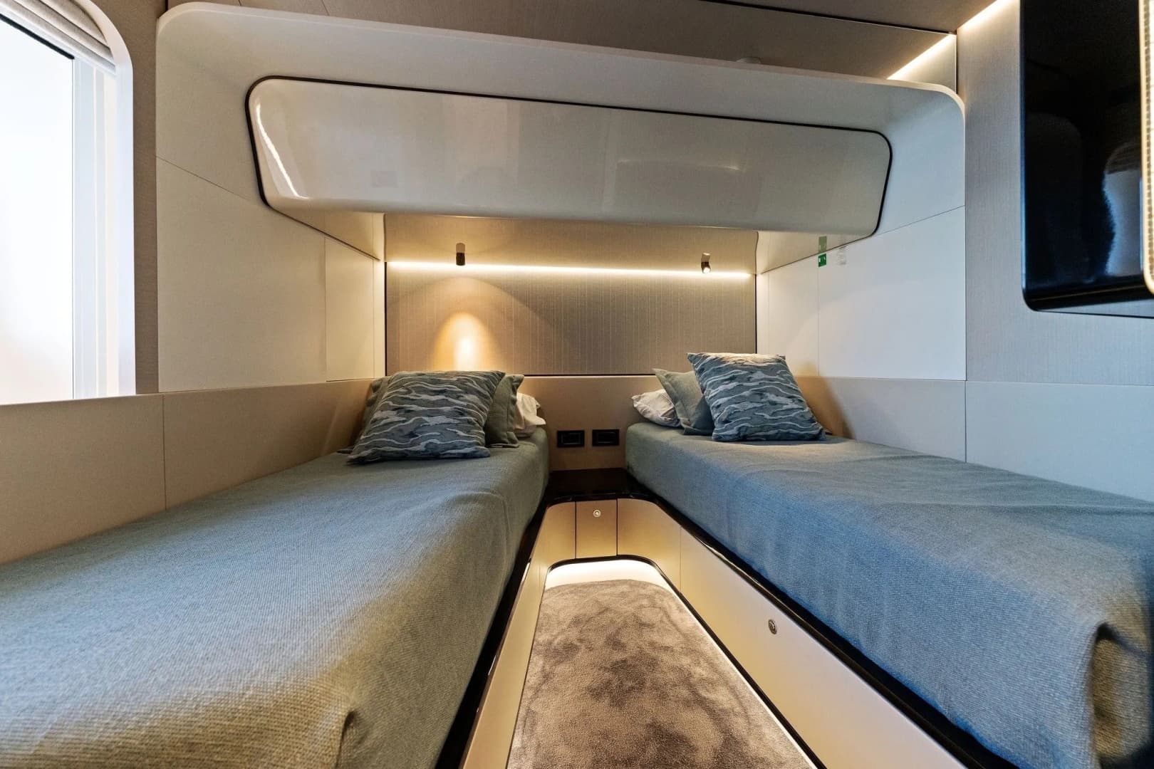 COMPASS — Twin cabin
