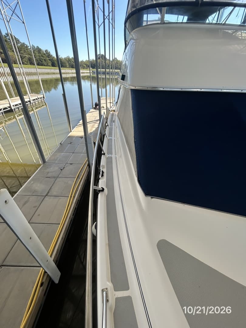 Bayliner 3988 starboard side deck1