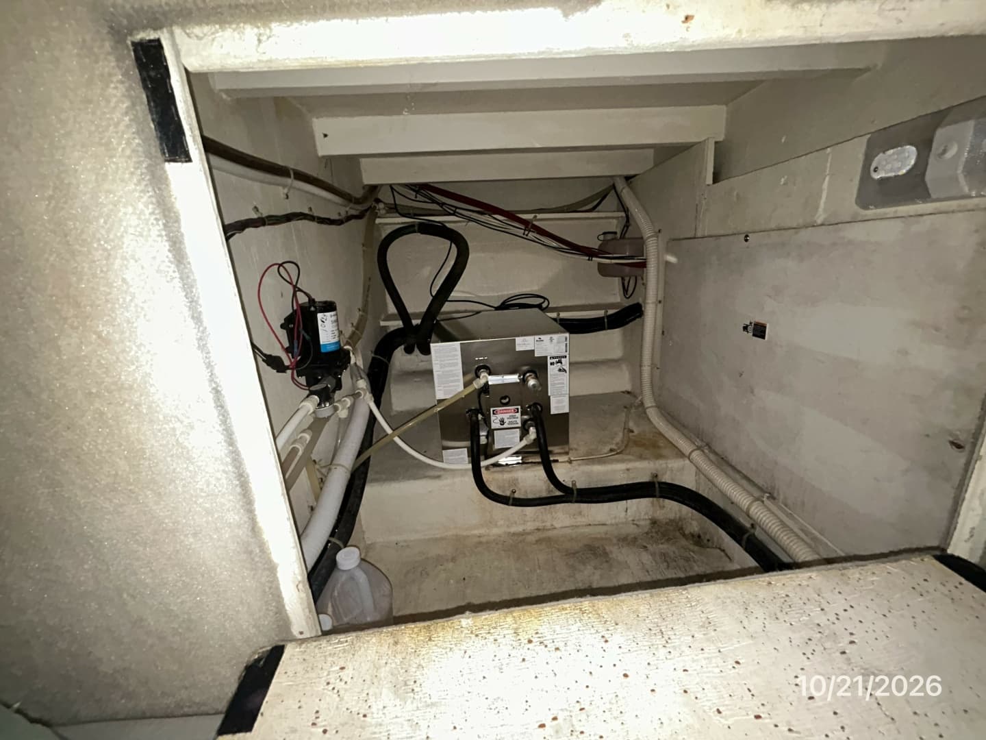 Bayliner 3988 utility room access