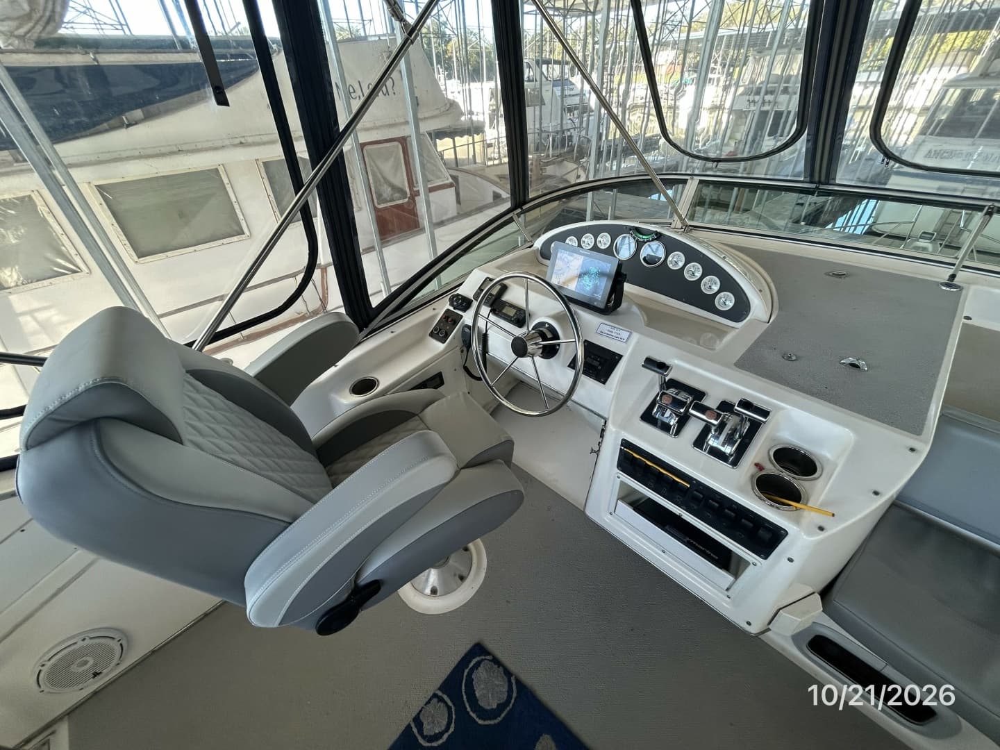 Bayliner 3988 flybridge helm1