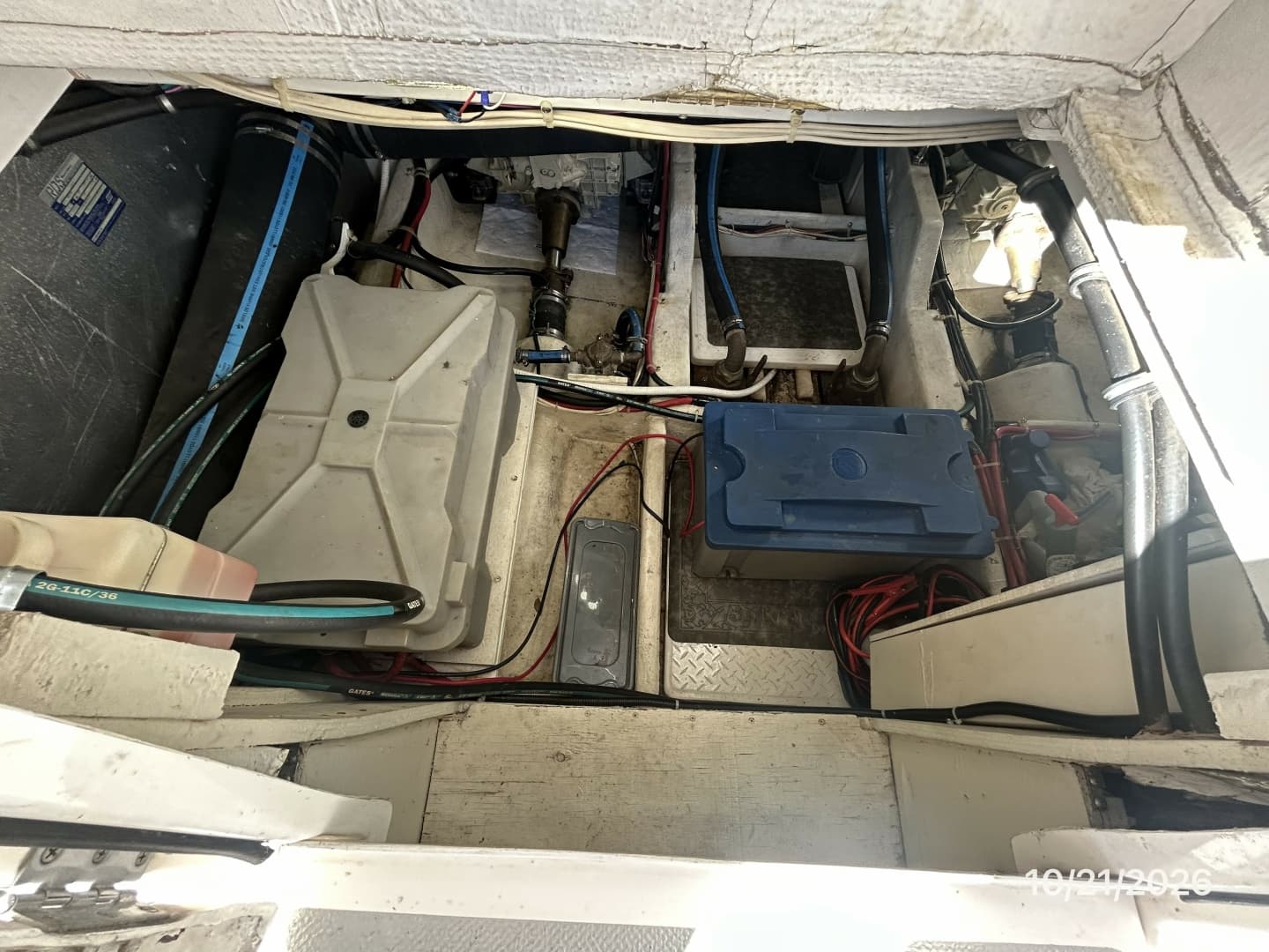 Bayliner 3988 engine room aft access2