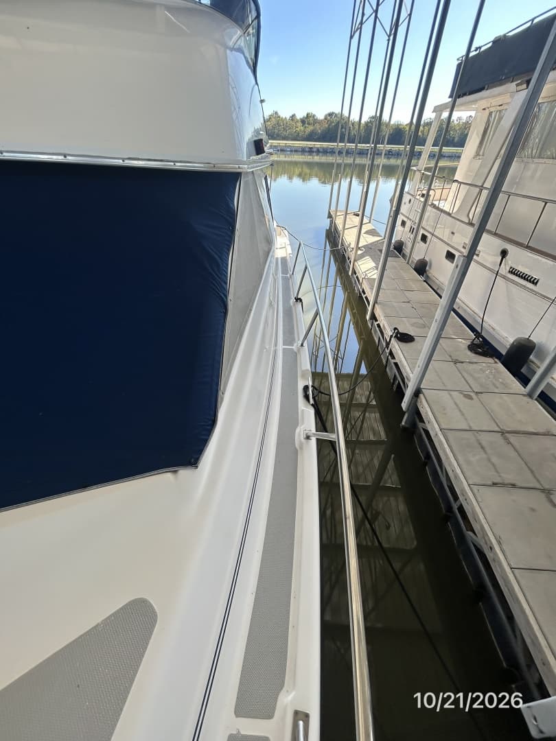 Bayliner 3988 port side deck2