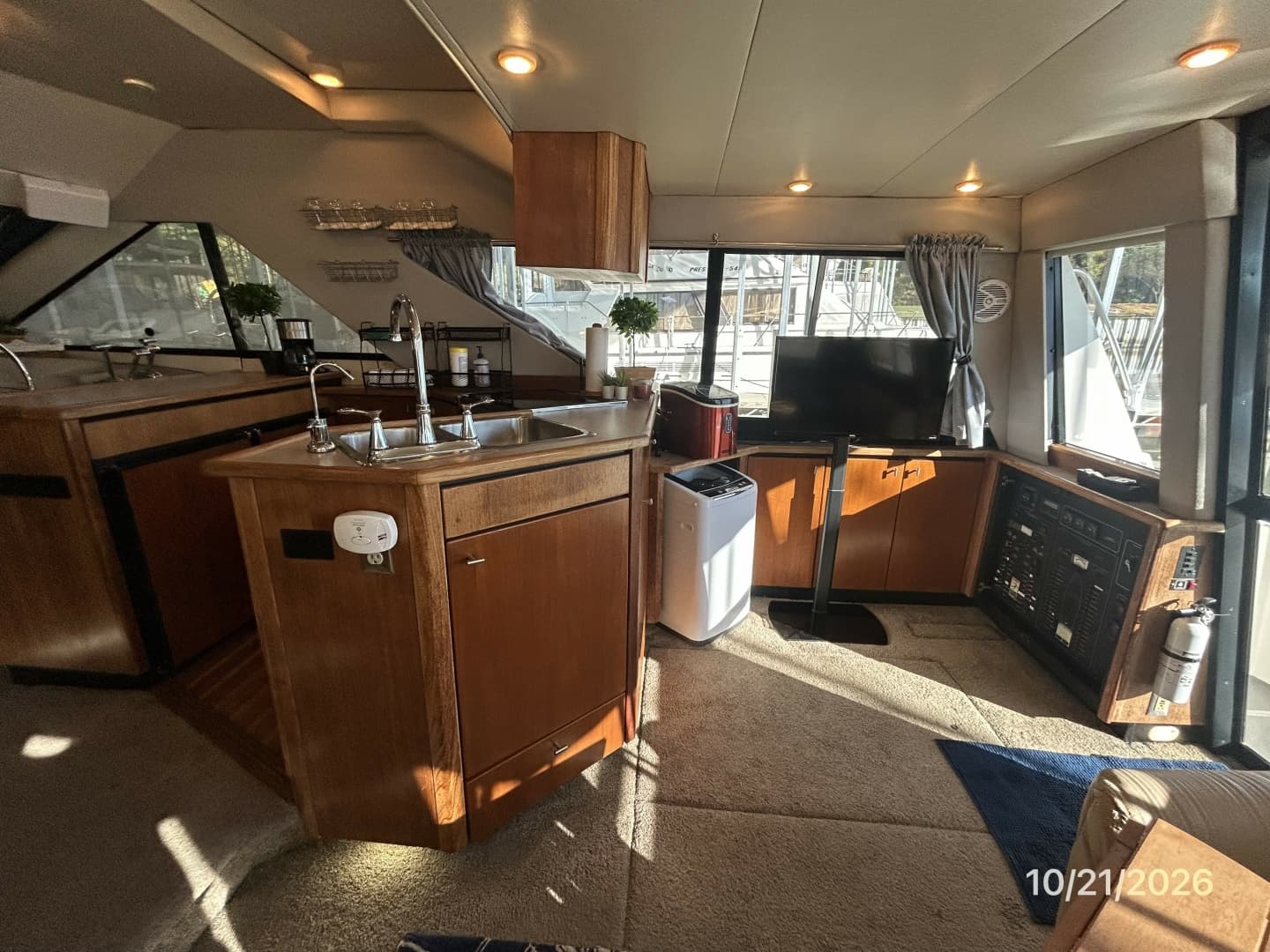 Bayliner 3988 salon starboard