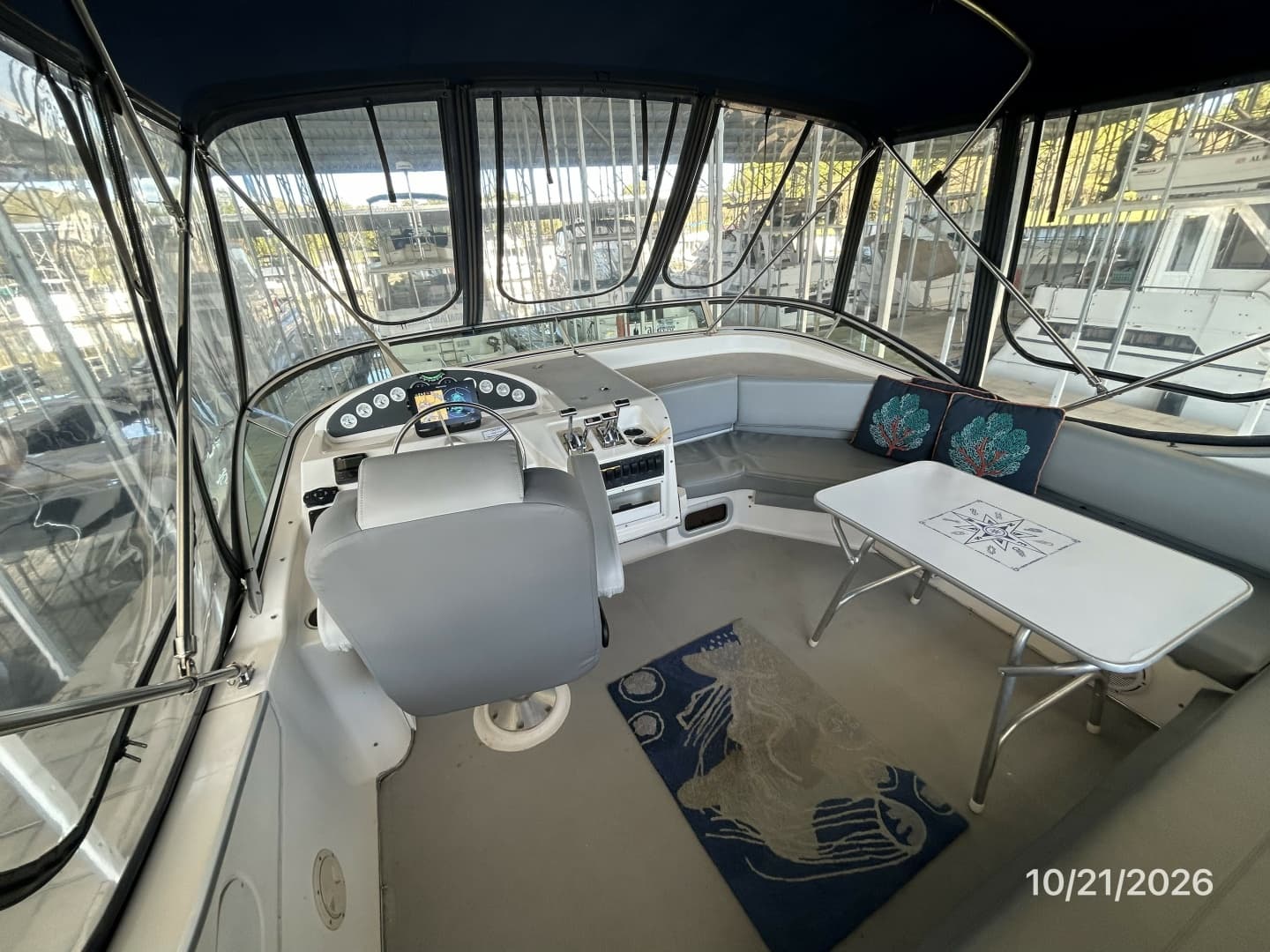 Bayliner 3988 flybridge forward