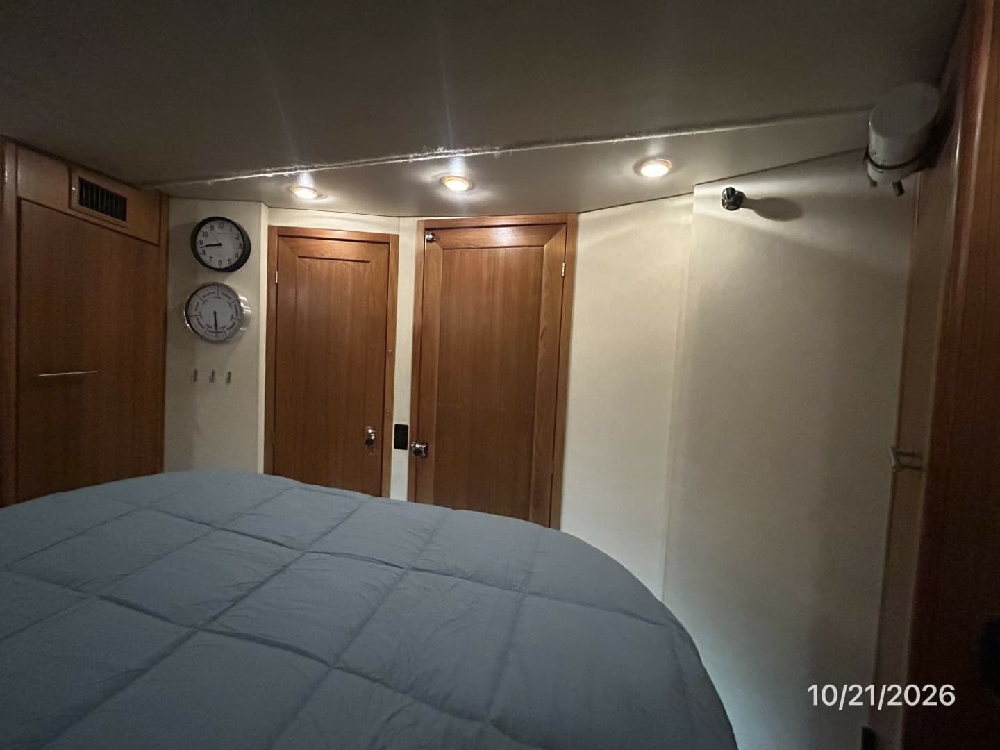 Bayliner 3988 master stateroom aft