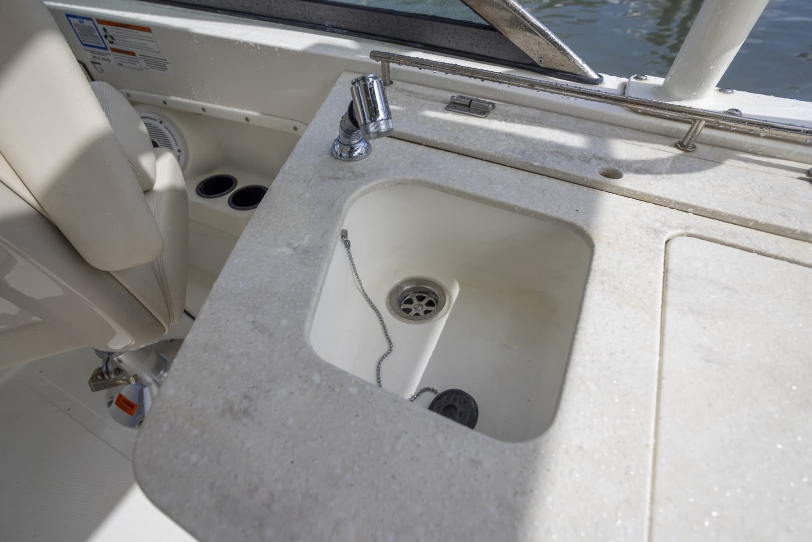 2019 Boston Whaler 270 Vantage