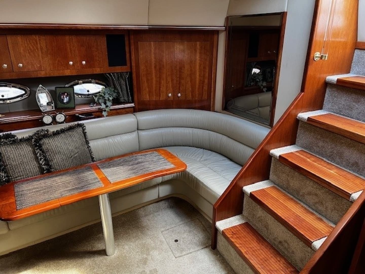 2005 Cruisers Yachts 440