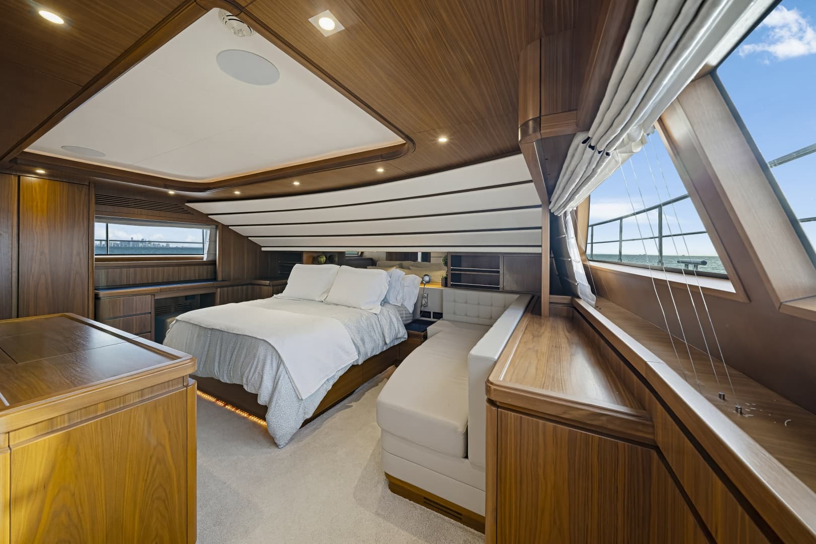 2016 Ferretti Yachts Custom Line