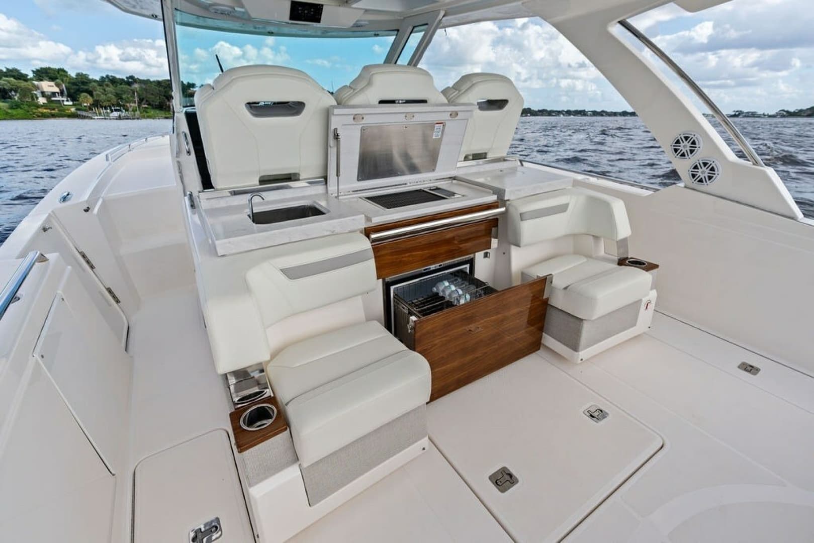 2024 Tiara Yachts 38 LS