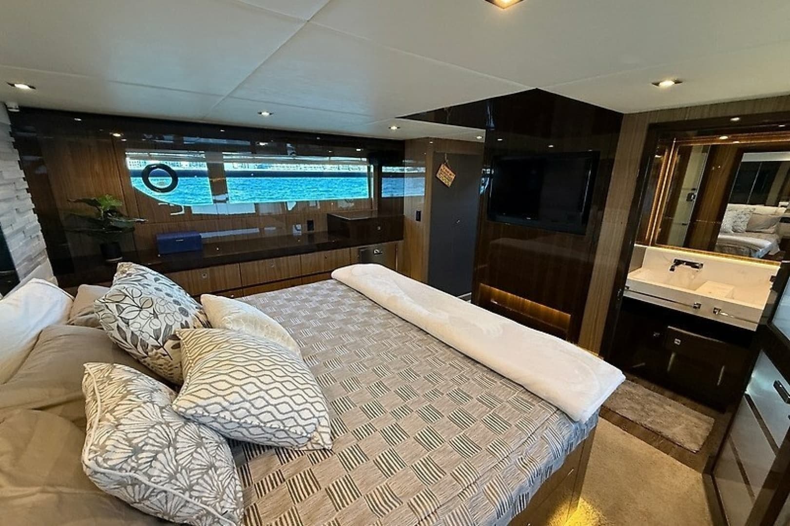 2023 Cruisers Yachts 60 Fly