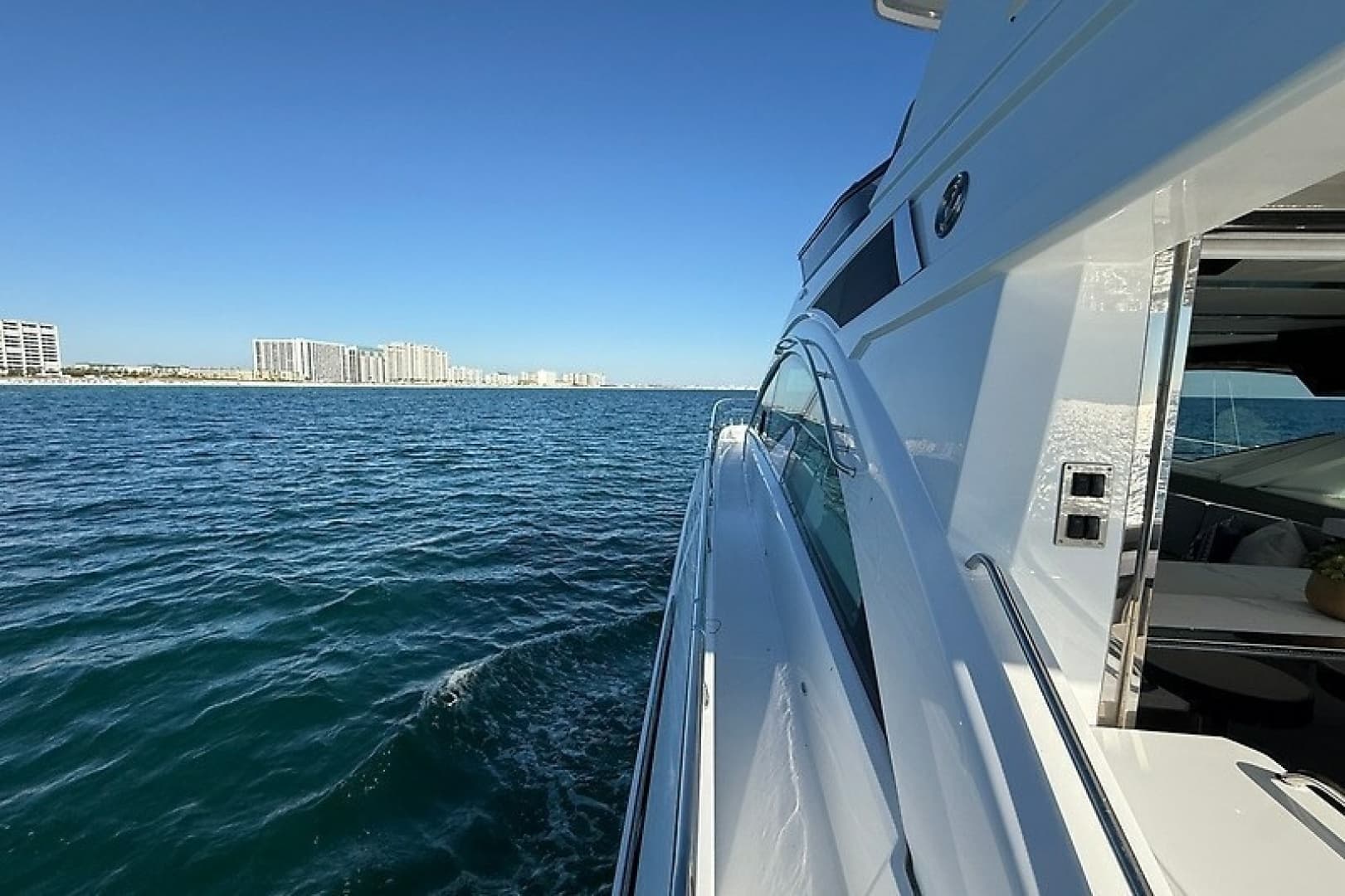 2023 Cruisers Yachts 60 Fly